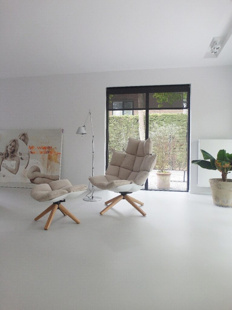 Seamless resin flooring